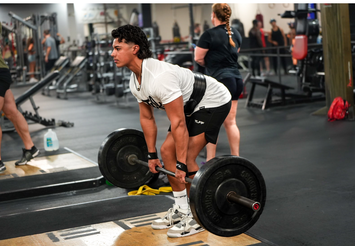 lifter doing deadlift on back day
